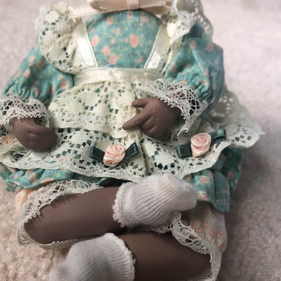 Vintage Ashton Drake Galleries Yolanda collectible ceramic doll - Picture 4 of 7